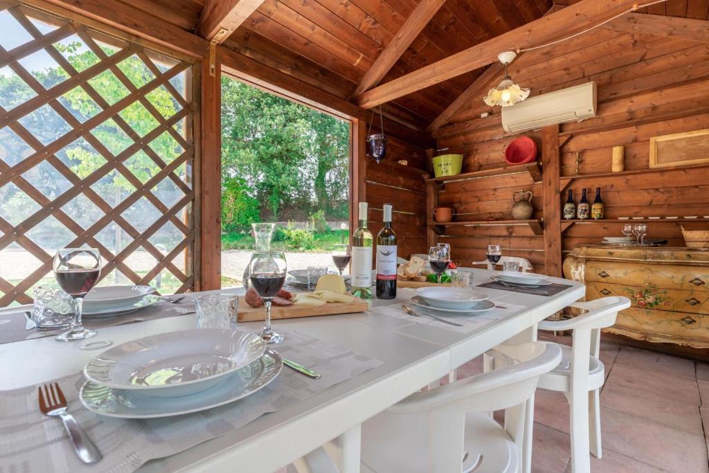 une cuisine avec une table et des verres de vin dans l'établissement Villa degli Archi by Mmega, à SantʼElpidio a Mare