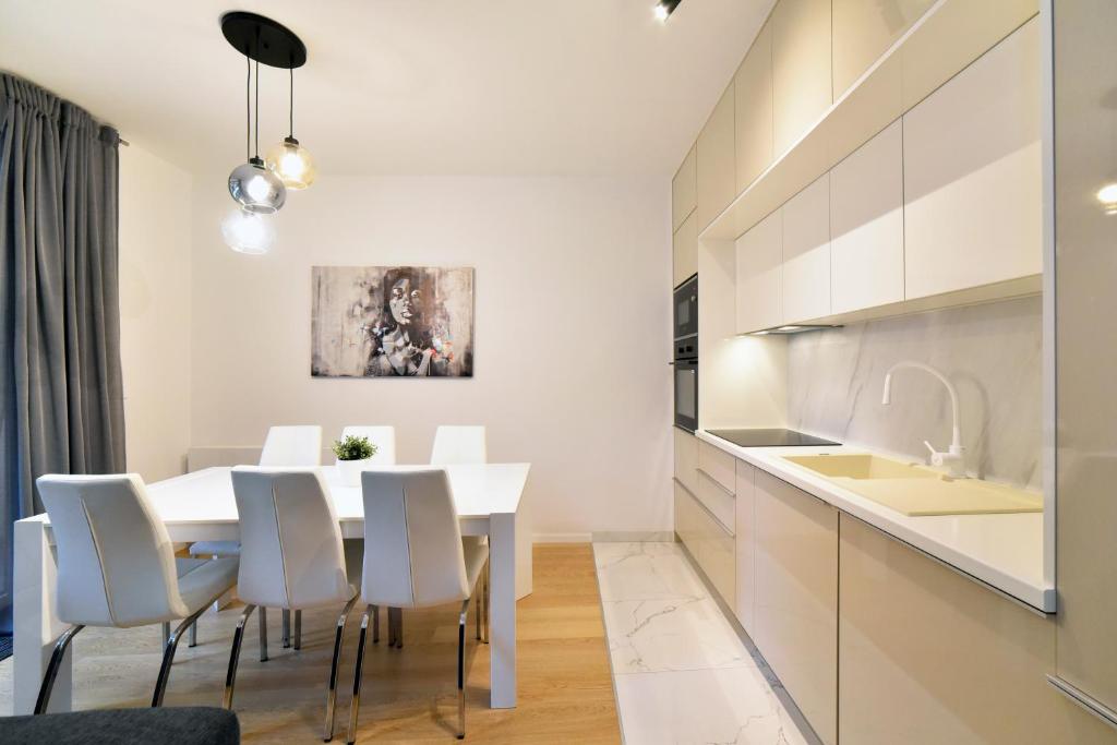 Ophelia - Spacious 2-Bedroom Apartment with Parking & Balcony 2