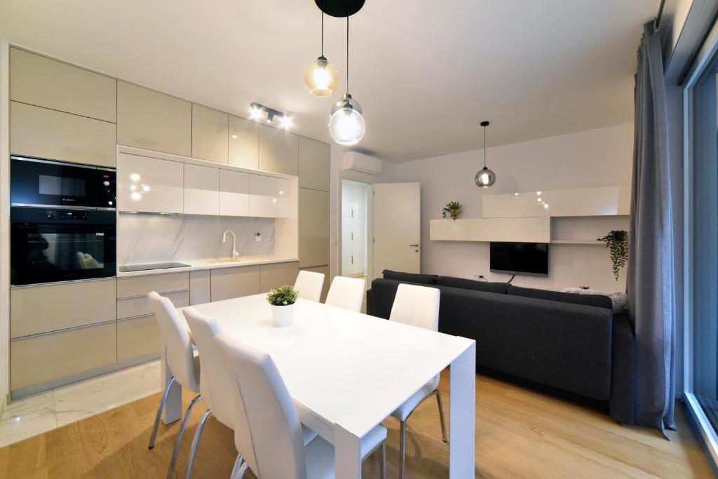 Ophelia - Spacious 2-Bedroom Apartment with Parking & Balcony 7