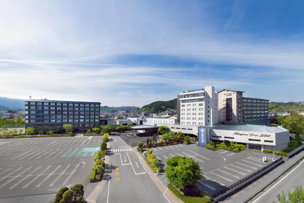 une vue aérienne d'une ville avec des bâtiments dans l'établissement Hida Takayama Onsen Takayama Green Hotel - KEIO GROUP HOTELS -, à Takayama