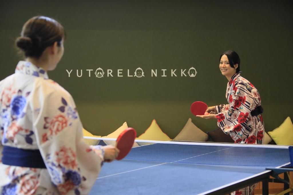 2 femmes jouant au tennis de table dans l'établissement Yutorelo Nikko, à Nikkō