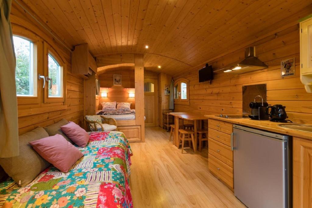 - une petite chambre avec un lit dans une petite maison dans l'établissement Roulotte de la Villa Font Vive - Tout équipée, tout confort, situation idéale Sud Ardèche, à Grospierres