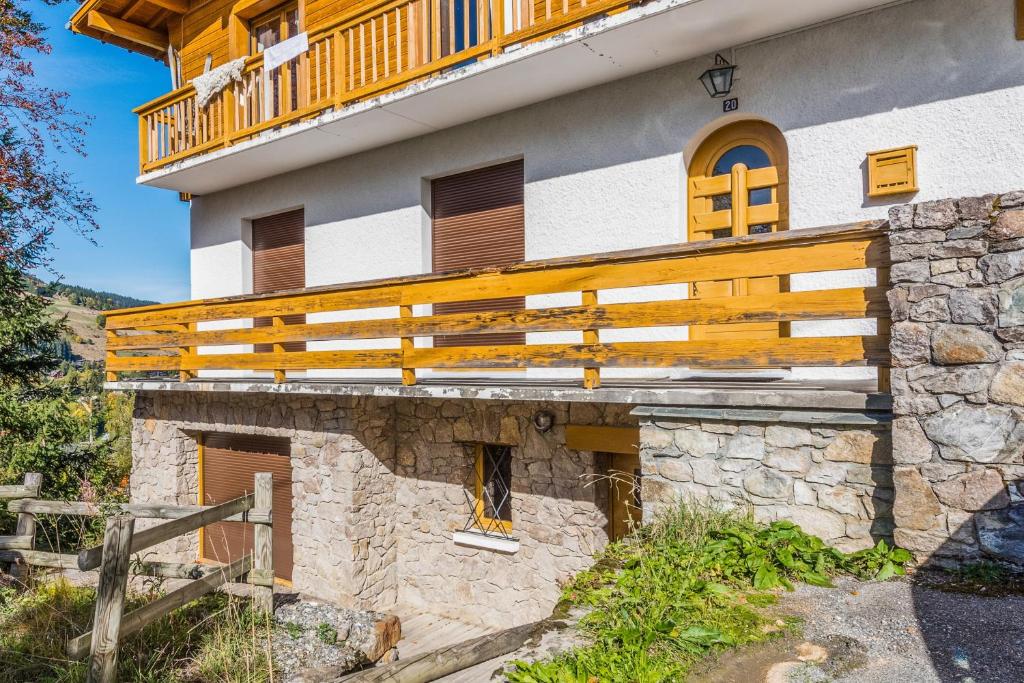 Cette maison dispose d'un balcon en bois. dans l'établissement Appartement Stenoga - Welkeys, à Megève 9 autres photos