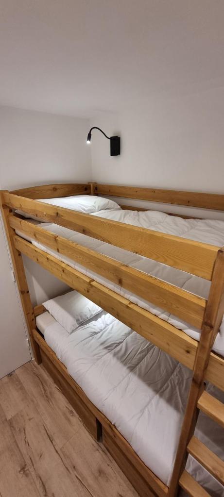Ce lit se trouve dans un dortoir doté de 2 lits superposés et d'une lampe. dans l'établissement Le 1888 Val d'Isère, à La Daille