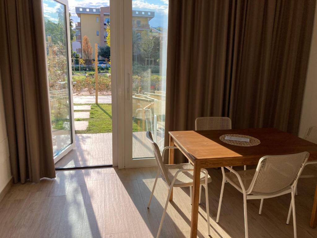 une salle à manger avec une table et des chaises et une grande fenêtre dans l'établissement Suite du Parc & Hotel, à Giulianova