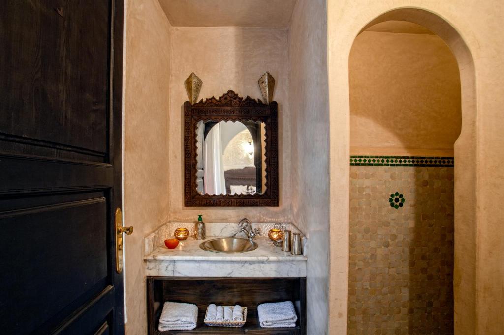 une salle de bain avec un lavabo et un miroir dans l'établissement Riad Basim, à Marrakech