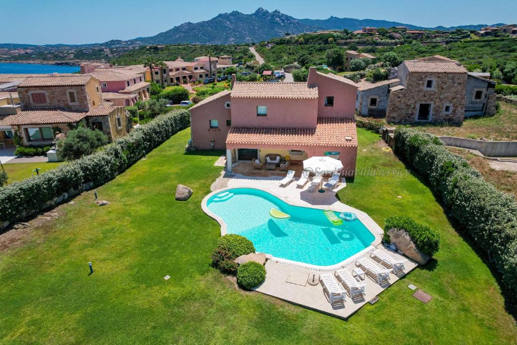 une vue aérienne d'une maison avec piscine dans l'établissement Villa Del Faro - Porto Cervo, à Porto Cervo