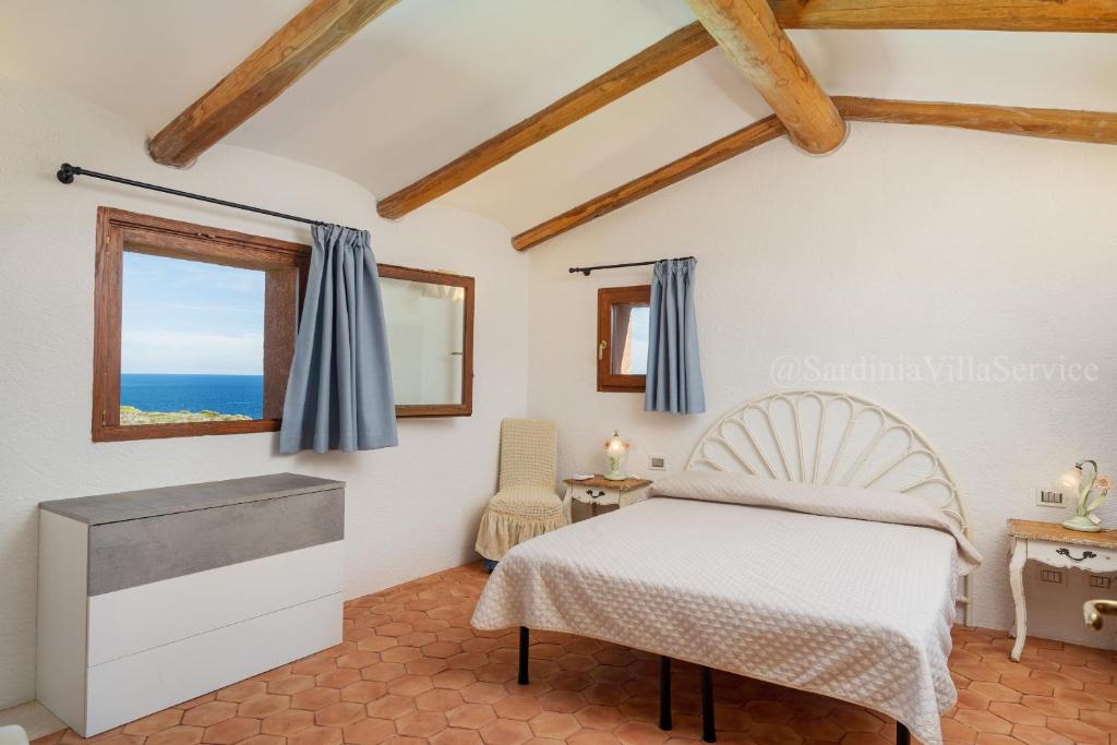 une chambre avec un lit et une fenêtre dans l'établissement Villa Del Faro - Porto Cervo, à Porto Cervo
