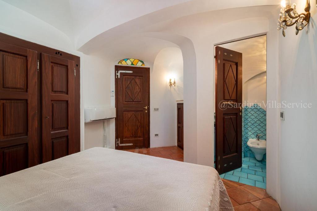 une chambre avec un lit et une salle de bain avec WC dans l'établissement Villa Corallina - Porto Cervo, à Porto Cervo