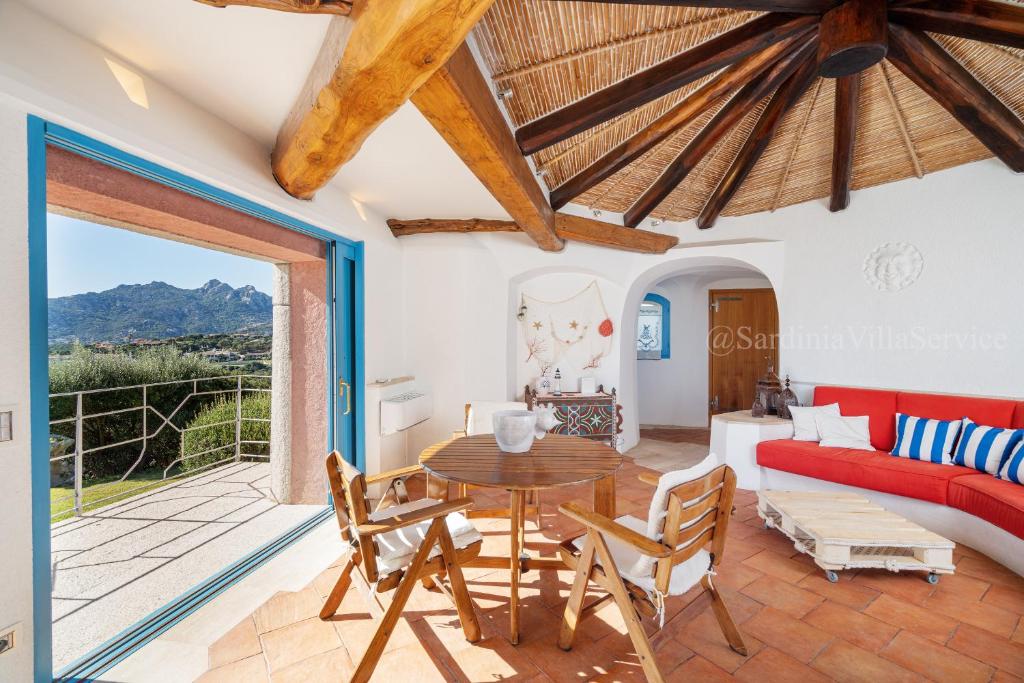 un salon avec une table et un canapé dans l'établissement Villa Corallina - Porto Cervo, à Porto Cervo
