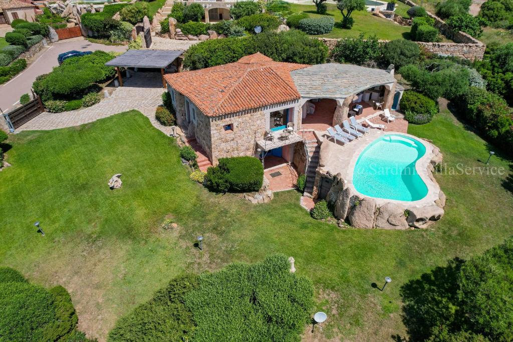 une vue aérienne d'une maison avec piscine dans l'établissement Villa Corallina - Porto Cervo, à Porto Cervo