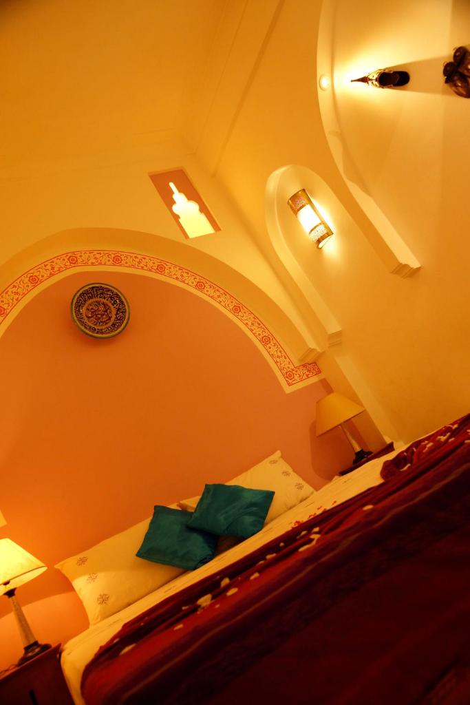 une chambre avec un lit et un plafond dans l'établissement Riad Gallery 49 & Spa, à Marrakech