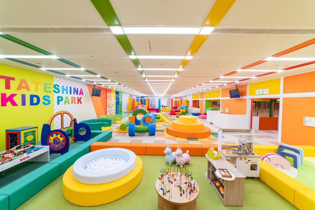 une aire de jeux pour enfants dans un magasin de jouets dans l'établissement Tateshina Grand Hotel Takinoyu, à Chino