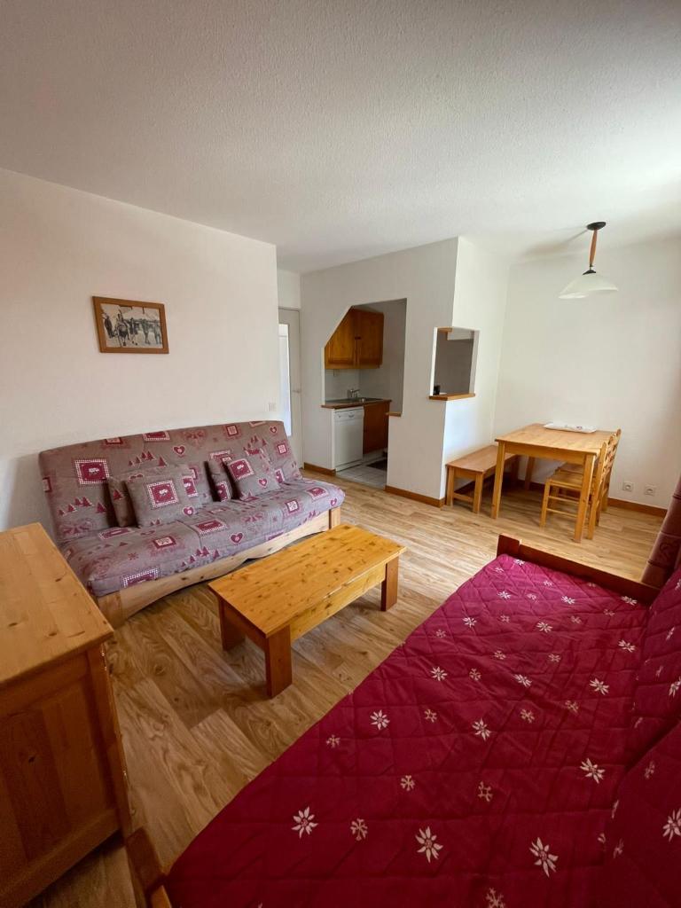un salon avec un lit et une table dans l'établissement LA TANIA COURCHEVEL 73120, à Courchevel