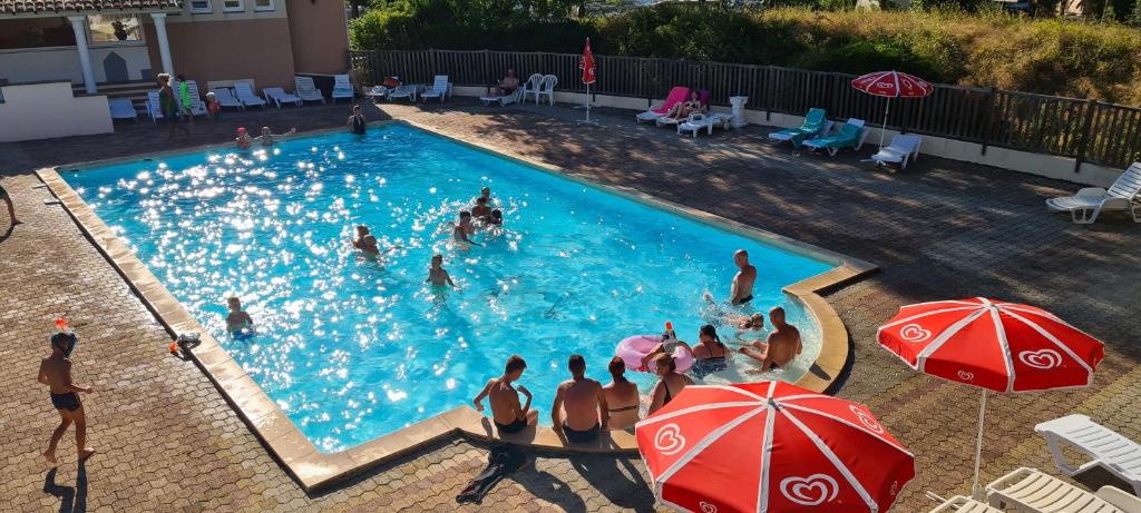 - un groupe de personnes dans une piscine avec parasols dans l'établissement Camping Le Gallo Romain, à Barbières 36 autres photos