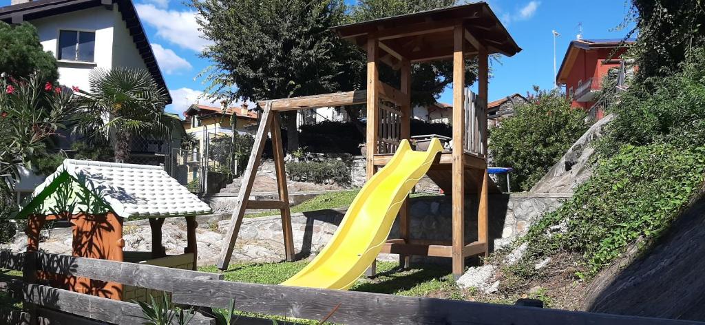 - une aire de jeux avec toboggan et balançoire dans l'établissement Villa Mari, à Dervio