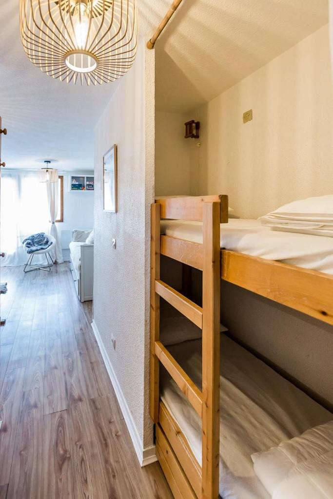 une chambre avec un lit superposé dans une pièce dans l'établissement Appartement Les Arcs Ski aux pieds à Vallandry, à Landry 11 autres photos
