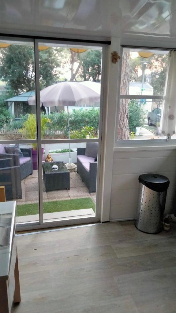 d'un salon avec une porte coulissante en verre. dans l'établissement Camping L'Oasis 5 étoiles à Puget-sur-Argens, à Puget-sur Argens