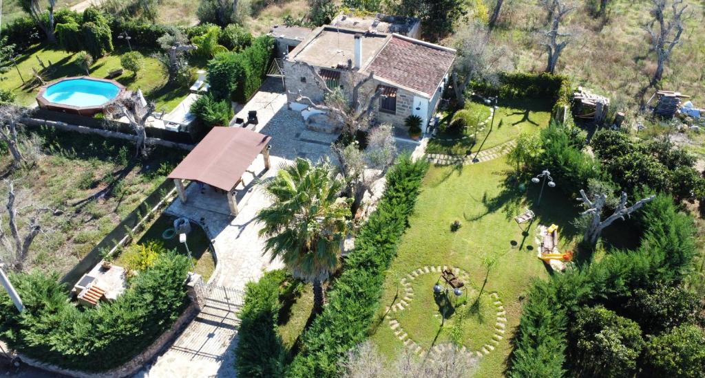 une vue aérienne d'une maison avec piscine dans l'établissement Villa Piana - Con Piscina e Giardino privato nel Salento, à Tricase