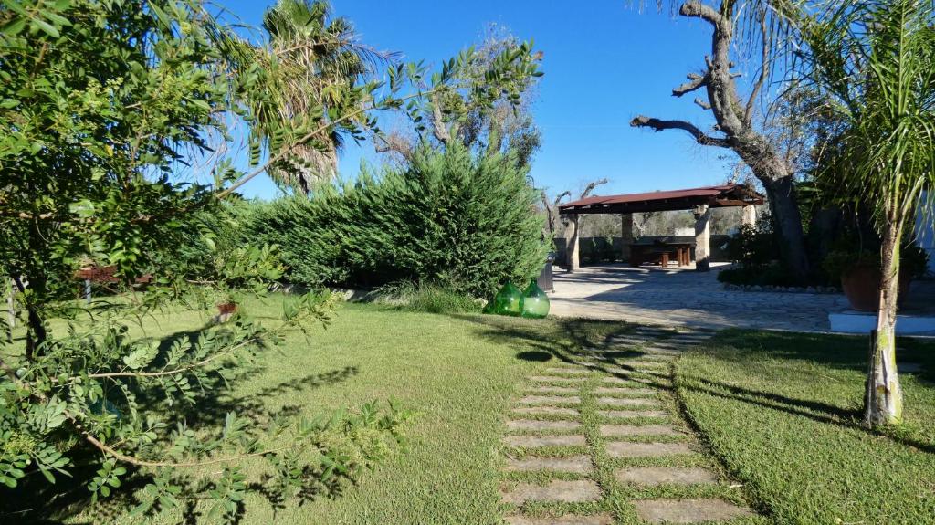 un jardin avec un chemin en pierre dans la pelouse dans l'établissement Villa Piana - Con Piscina e Giardino privato nel Salento, à Tricase
