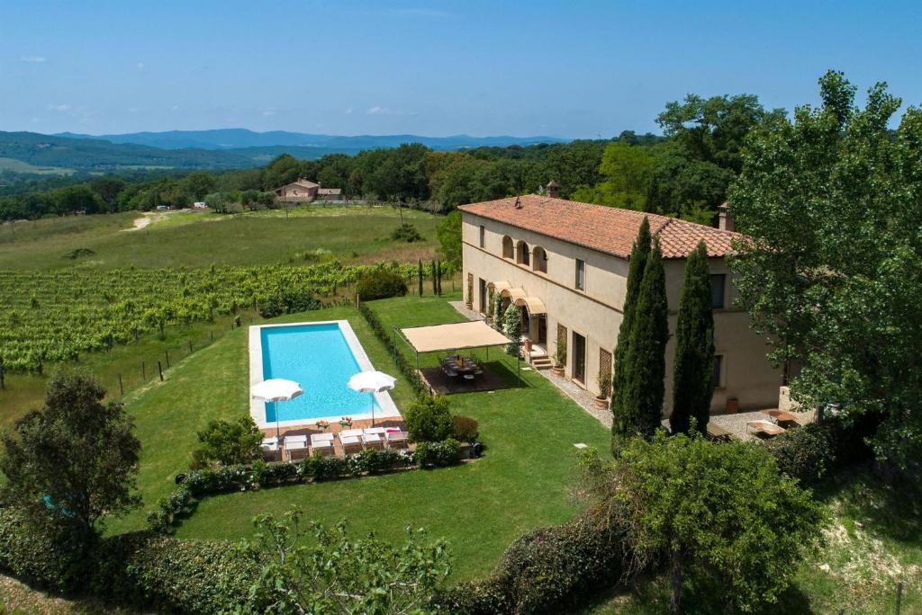 une vue extérieure d'une maison avec piscine dans l'établissement Villa Fragranza - Homelike Villas, à Buonconvento