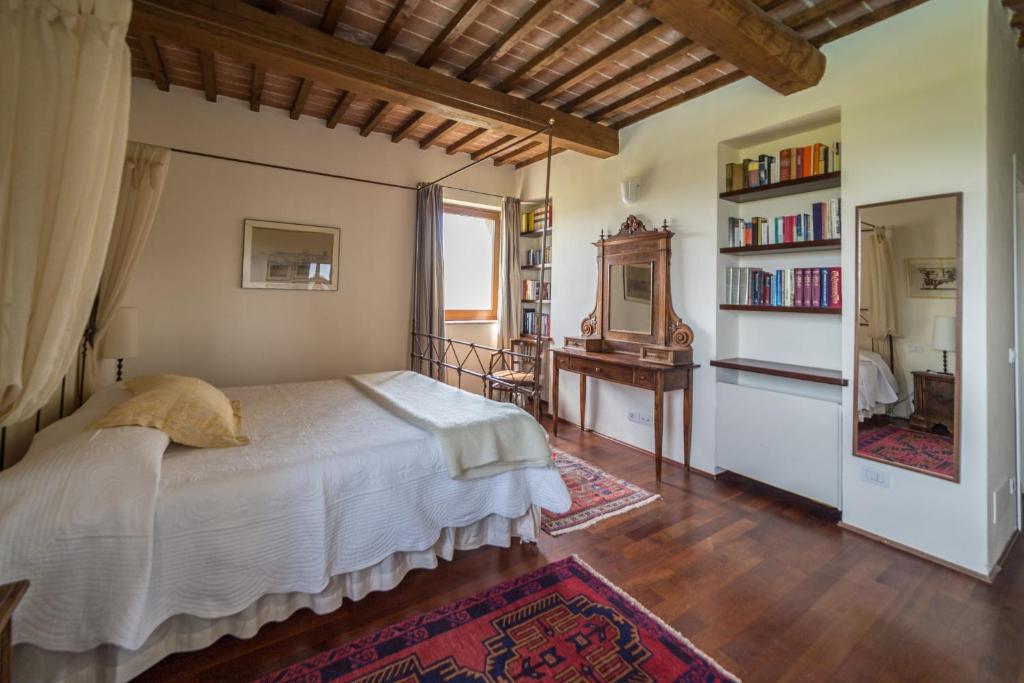 une chambre avec un lit et une étagère dans l'établissement Villa Fragranza - Homelike Villas, à Buonconvento