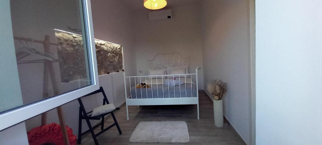 - une chambre bébé avec un lit bébé et une chaise haute dans l'établissement La Custarella Di Paestum, à Capaccio-Paestum 18 autres photos