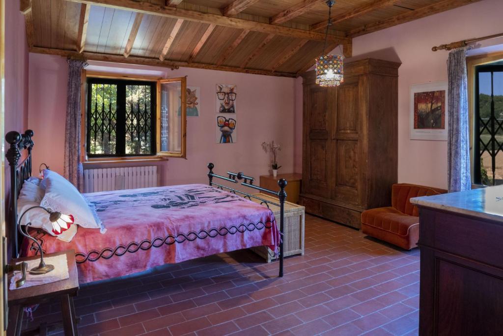 - une chambre avec un lit et un lavabo dans l'établissement Villa Laura - Private Pool Near Acqualagna, à Smirra
