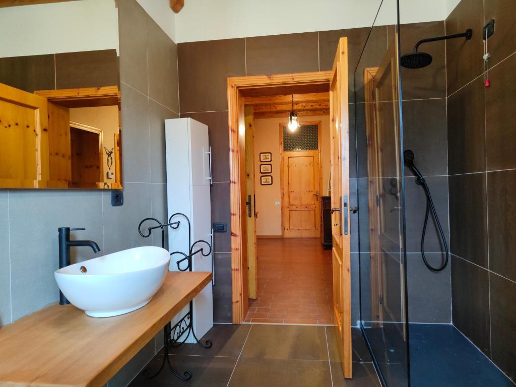 une salle de bain avec un lavabo blanc et une douche dans l'établissement Villa Laura - Private Pool Near Acqualagna, à Smirra 32 autres photos