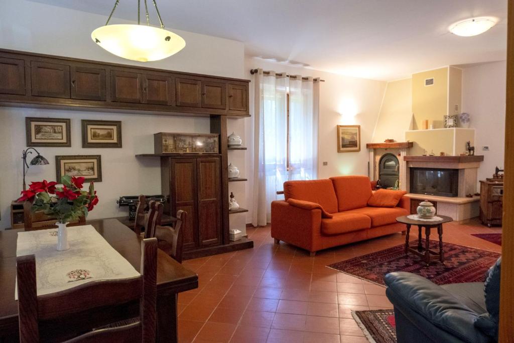 un salon avec un canapé et une chaise dans l'établissement Villa Laura - Private Pool Near Acqualagna, à Smirra