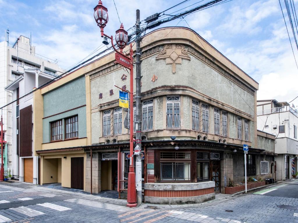 un vieux bâtiment au coin d'une rue dans l'établissement NIPPONIA Chichibu Monzenmachi, à Chichibu