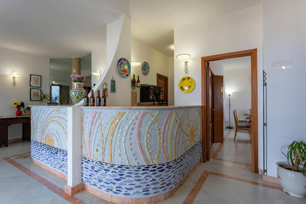 - une cuisine avec un comptoir coloré dans l'établissement Albergo Auralba, à San Vito Lo Capo