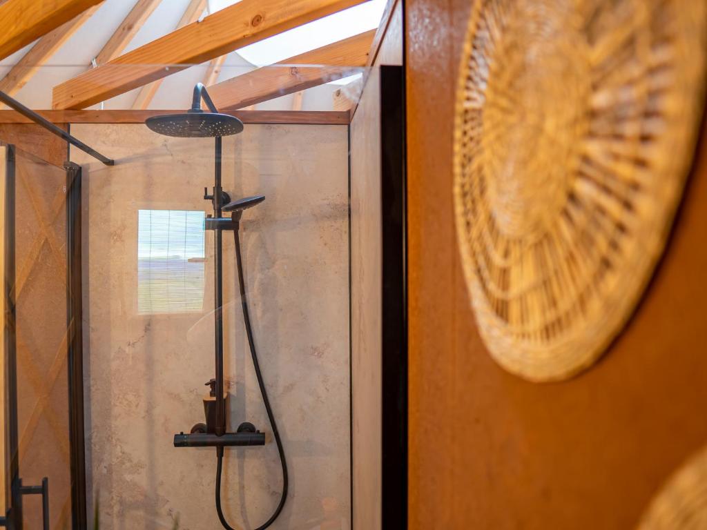 - une douche dans l'angle de la chambre dans l'établissement Yourte ,volcans,randonnées,lacs,quiétude, à Grandeyrolles