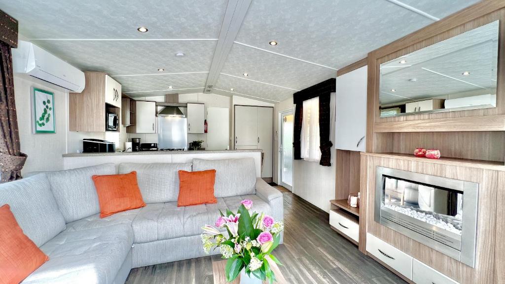 un salon avec un canapé et une cheminée dans l'établissement Mobil-Home Victory Camping Siblu 4****, à Fréjus