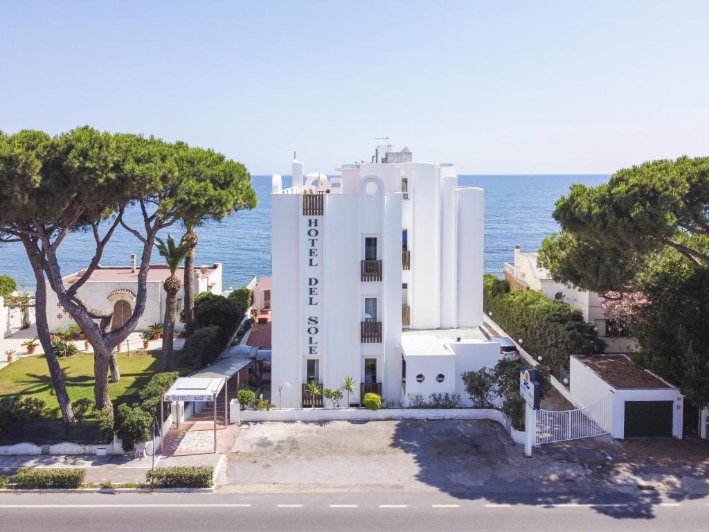 Un bâtiment blanc avec l'océan en arrière-plan dans l'établissement Hotel Del Sole, à Santa Marinella