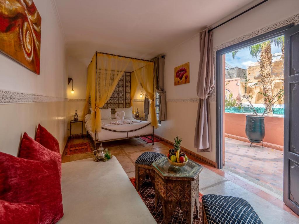 un salon avec un canapé et une grande fenêtre dans l'établissement Palais Tinmel Marrakech, à Marrakech 37 autres photos