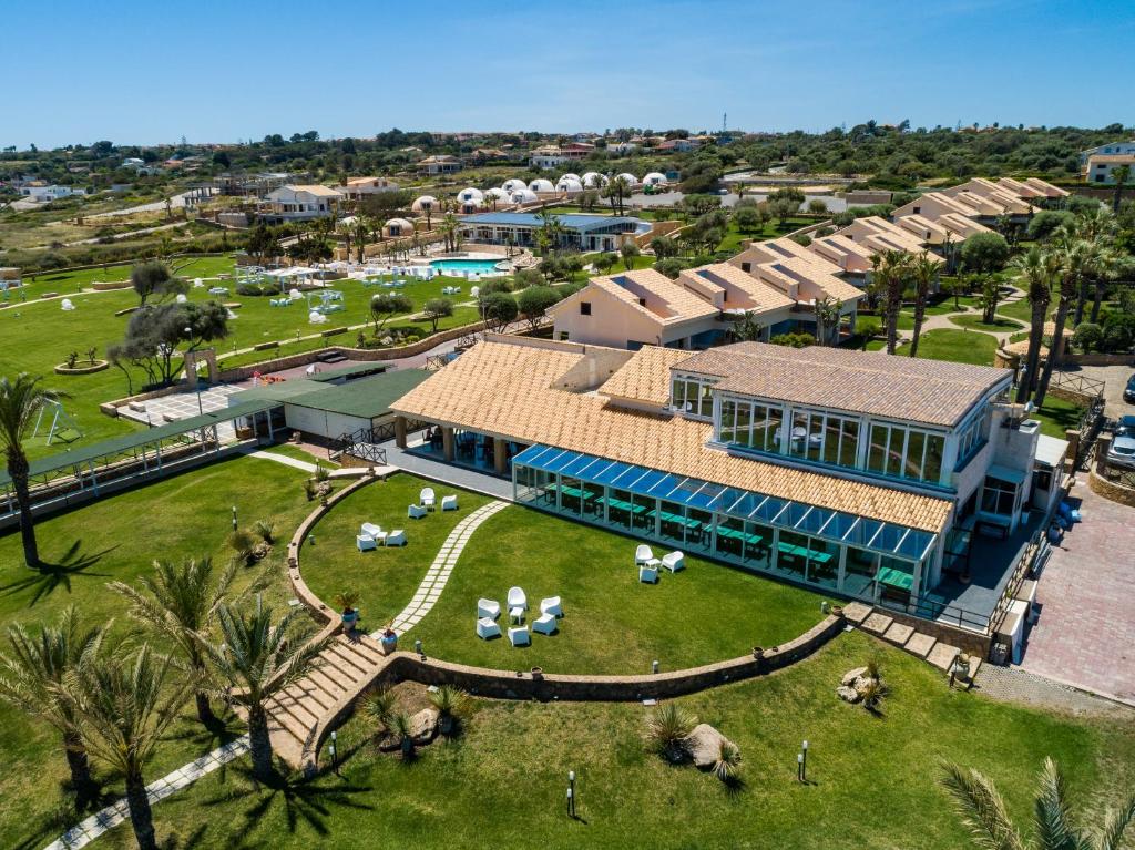 - une vue aérienne sur un complexe avec un parc dans l'établissement Hotel Capo Campolato, à Brucoli