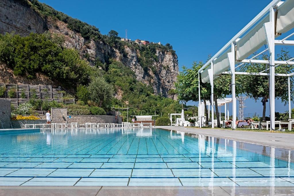 une piscine avec une montagne en arrière-plan dans l'établissement Le Ancore Hotel, à Vico Equense
