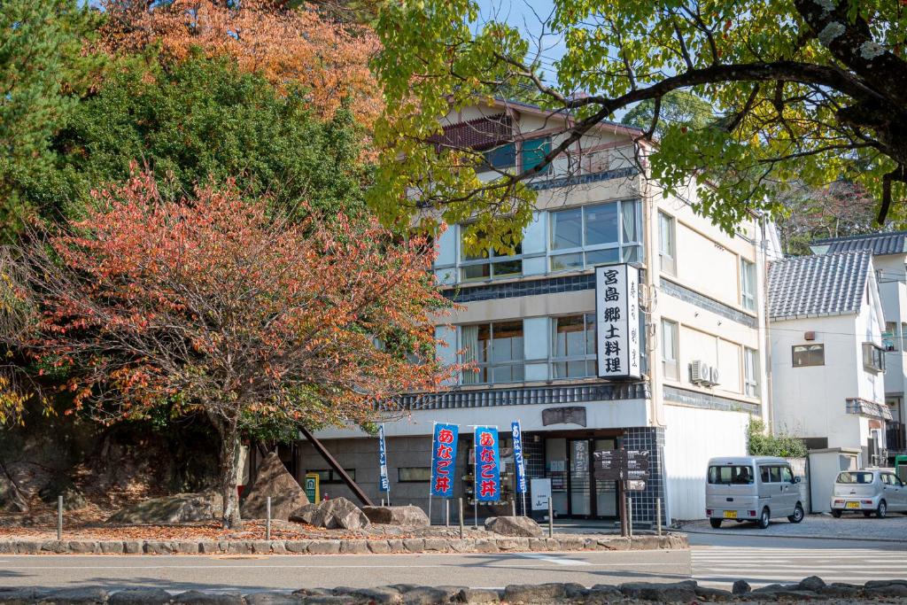 un bâtiment au bord d'une rue dans l'établissement Yamaichi Bekkan, à Miyajima