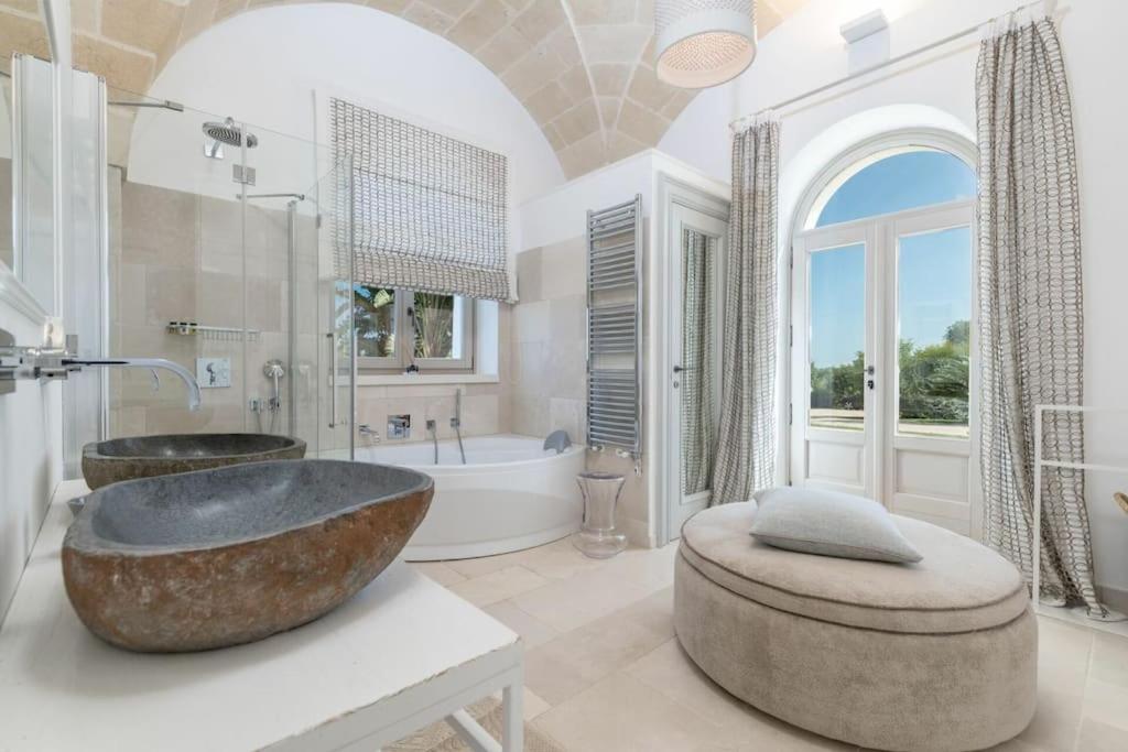 La grande salle de bains est pourvue d'une grande baignoire et d'un lavabo. dans l'établissement Villa Bellavista by Raro Villas, à Ostuni
