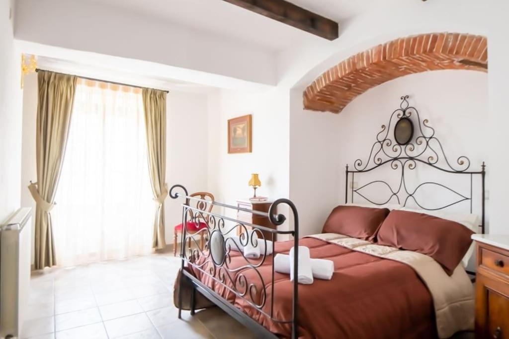 une chambre avec un lit rouge dans une pièce dans l'établissement Villa Tuscan Prestige 25 ospiti Piscina Jacuzzi, à La Croce 38 autres photos