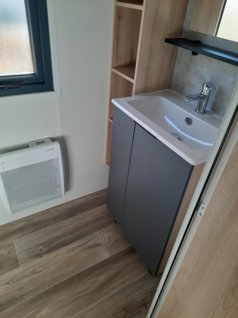 une petite salle de bain avec un lavabo et un évier dans l'établissement jpp marie ange proprietaire, à Saint-Julien-en-Born