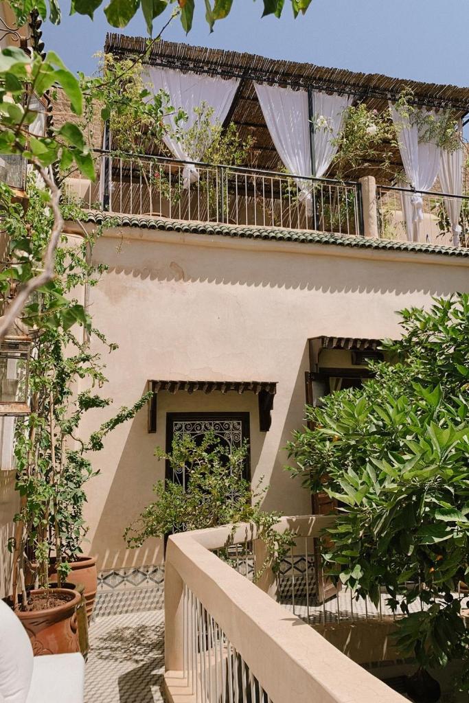d'un balcon avec des plantes. dans l'établissement Riad Maison 24, à Marrakech 37 autres photos