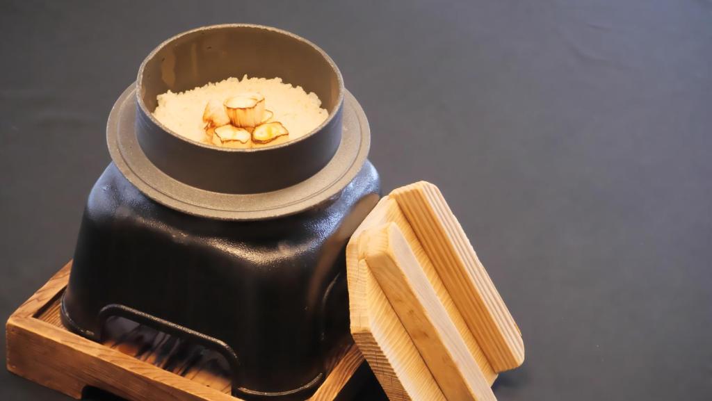 un bol de riz assis au-dessus d'une table dans l'établissement Minakamisansou, à Minakami