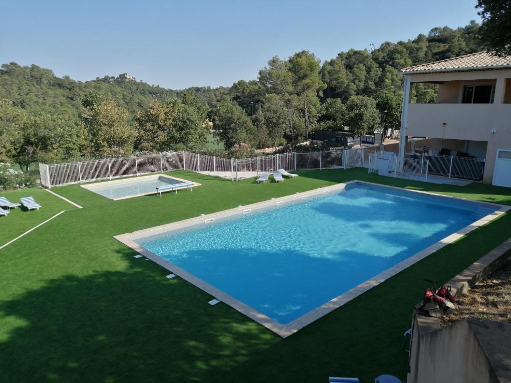 - une vue sur la piscine dans la cour dans l'établissement Charmant mobil-home, à Rocbaron