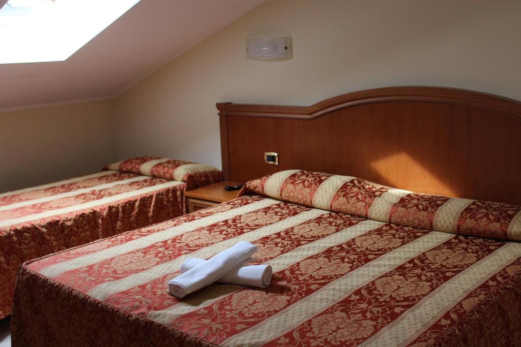 - 2 lits dans une chambre d'hôtel avec 2 lits dans l'établissement HOTEL CONCORDE, à SantʼEgidio alla Vibrata