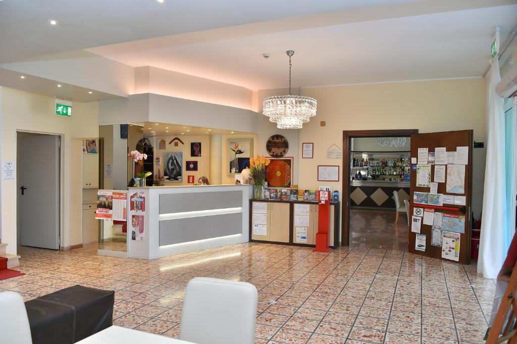 une salle avec un magasin avec un comptoir et des chaises dans l'établissement Hotel Golf ***S, à Bibione 174 autres photos