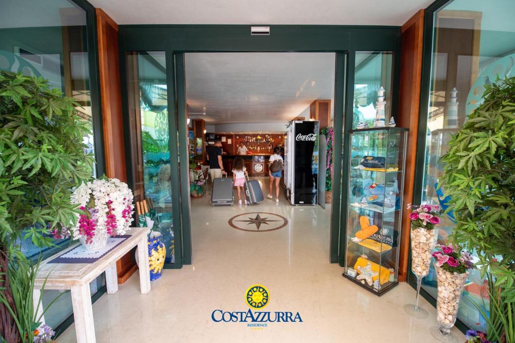 un centre commercial avec des gens qui traversent un magasin dans l'établissement Hotel Costazzurra, à Grottammare 56 autres photos