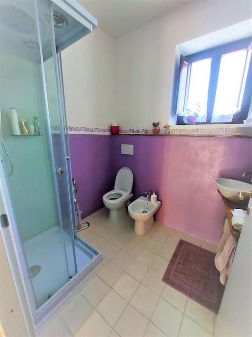 une salle de bain avec toilettes, douche et lavabo dans l'établissement Podere La Machiusa - Villa with pool, à Villa