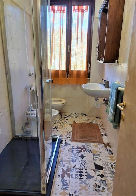 une salle de bain avec une douche, des toilettes et un lavabo dans l'établissement Podere La Machiusa - Villa with pool, à Villa 43 autres photos